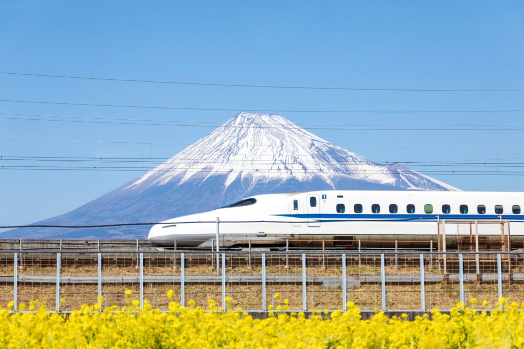 东海道新干线在富士山的背景下运行。