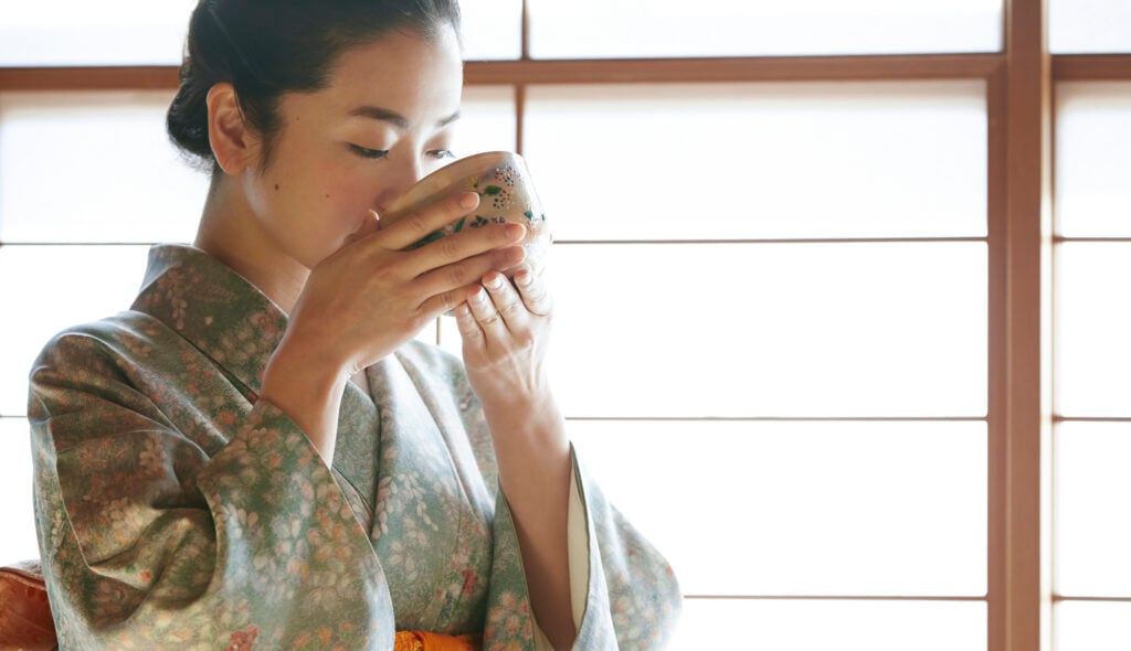 抹茶を飲む様子