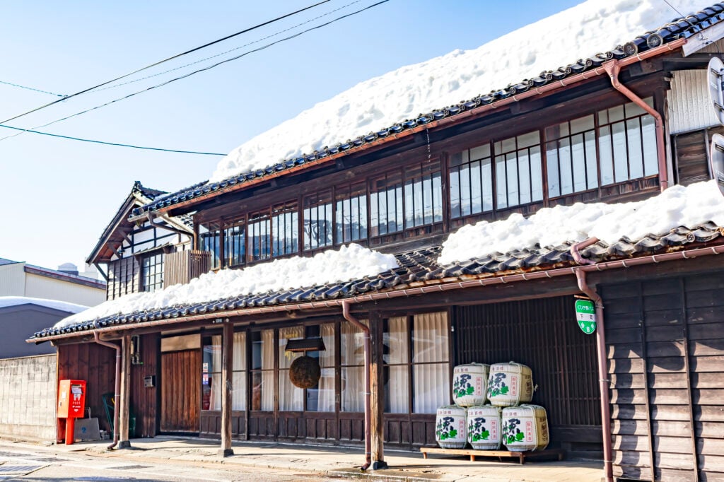 雪が積もった日本家屋