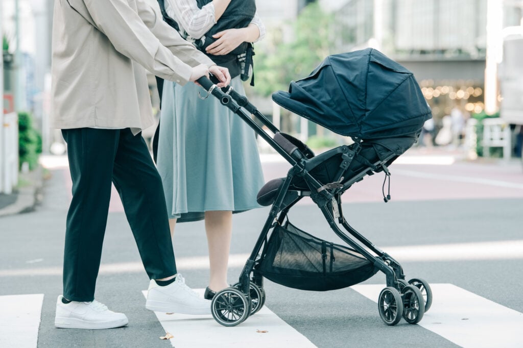 攜帶使用嬰兒車的兒童旅行的家庭。