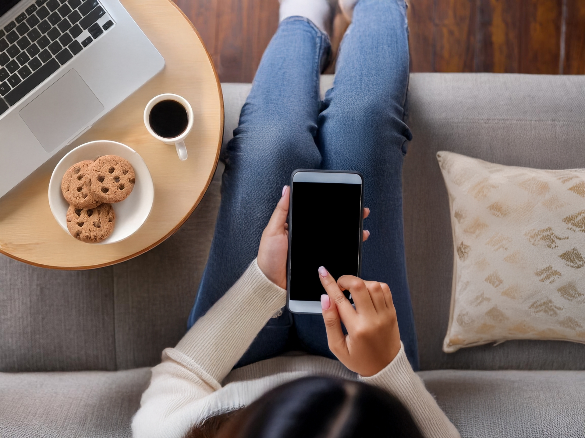 カフェでスマートフォンを操作している女性