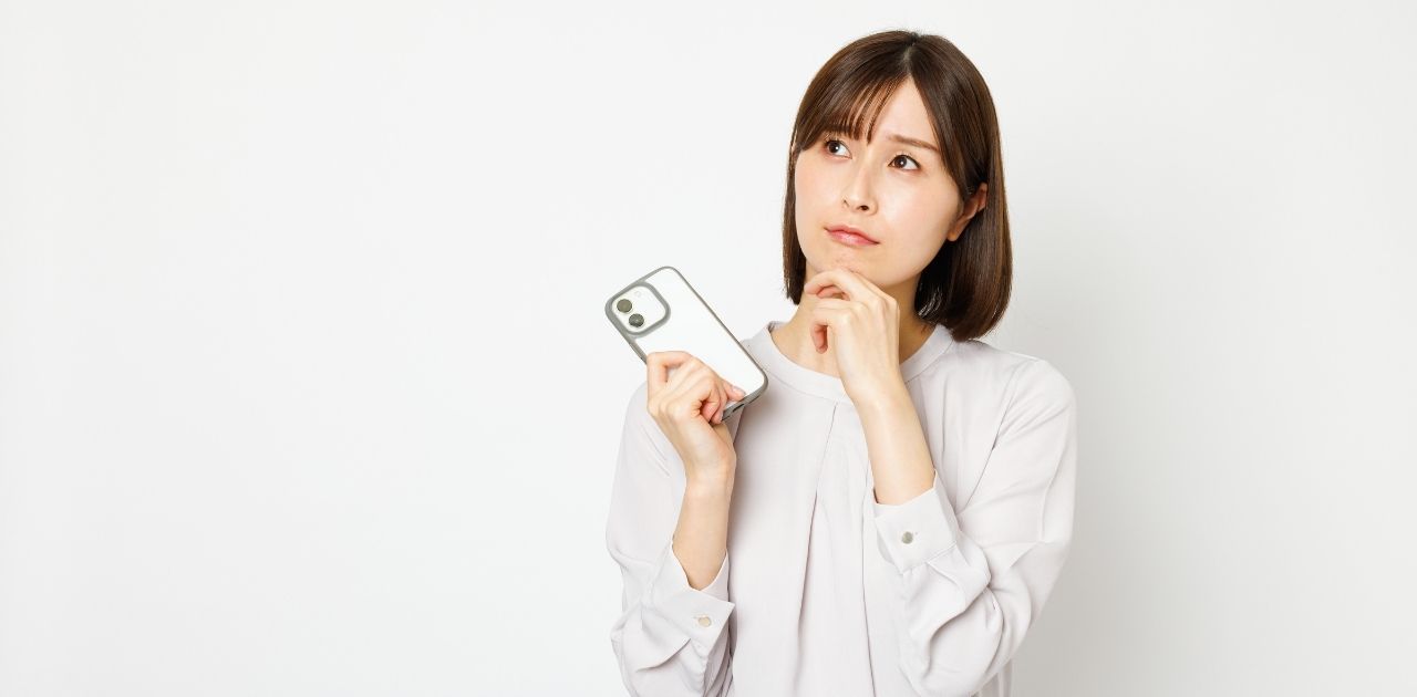どのWi-Fiにすればいいか悩んでいる女性