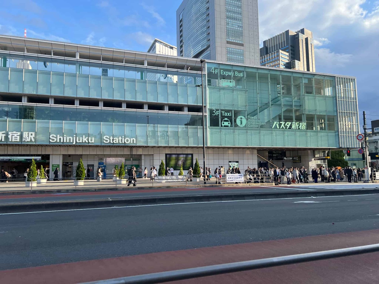 バスタ新宿（Shinjuku Bus Terminal）前でのWiMAX速度実測の様子