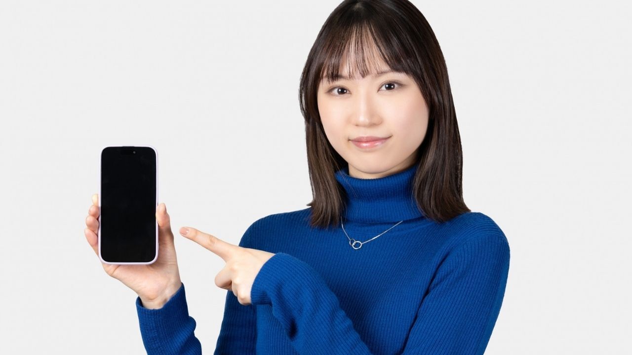 新宿駅前でスマートフォンを使ってWiMAXの速度を測定する様子